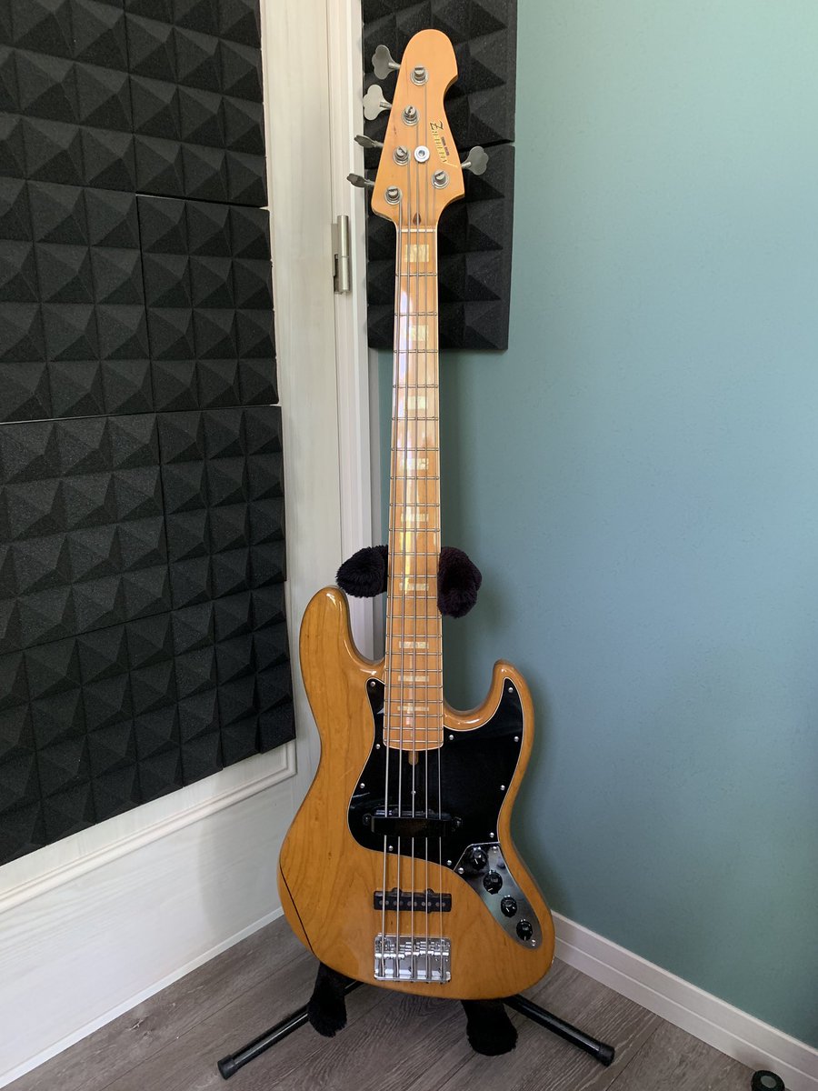 takzawa_bass's tweet photo. 高校の教え子が5弦ベースじゃないと弾けない曲があると言ってたので実家で眠ってた2本を引っ張り出してみました。どちらか気に入ってもらえるかな？ムーンは20年選手、アトリエは10年選手かー。楽器って何年目からビンテージになるんだろ？
#ベース
#Moon
#Climb5
#AtelierZ
#Dal5 https://t.co/COiaHFLxST