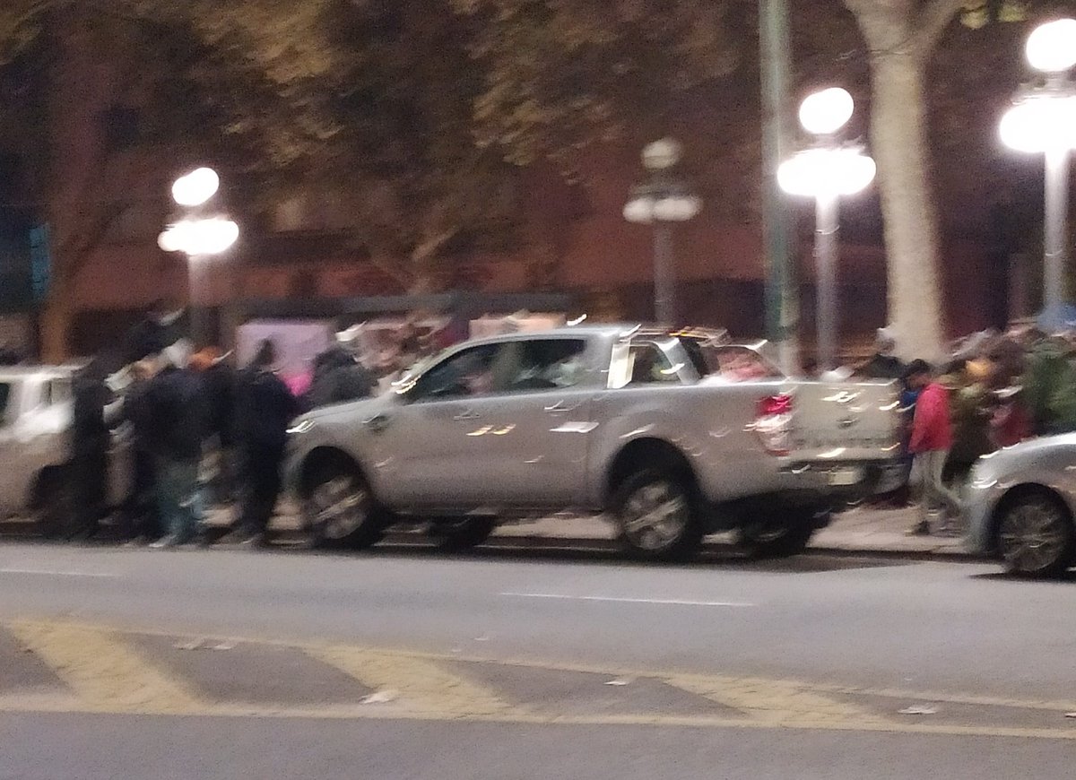 Olla popular en la plaza, lleno de niñes, que gobierna de mierda