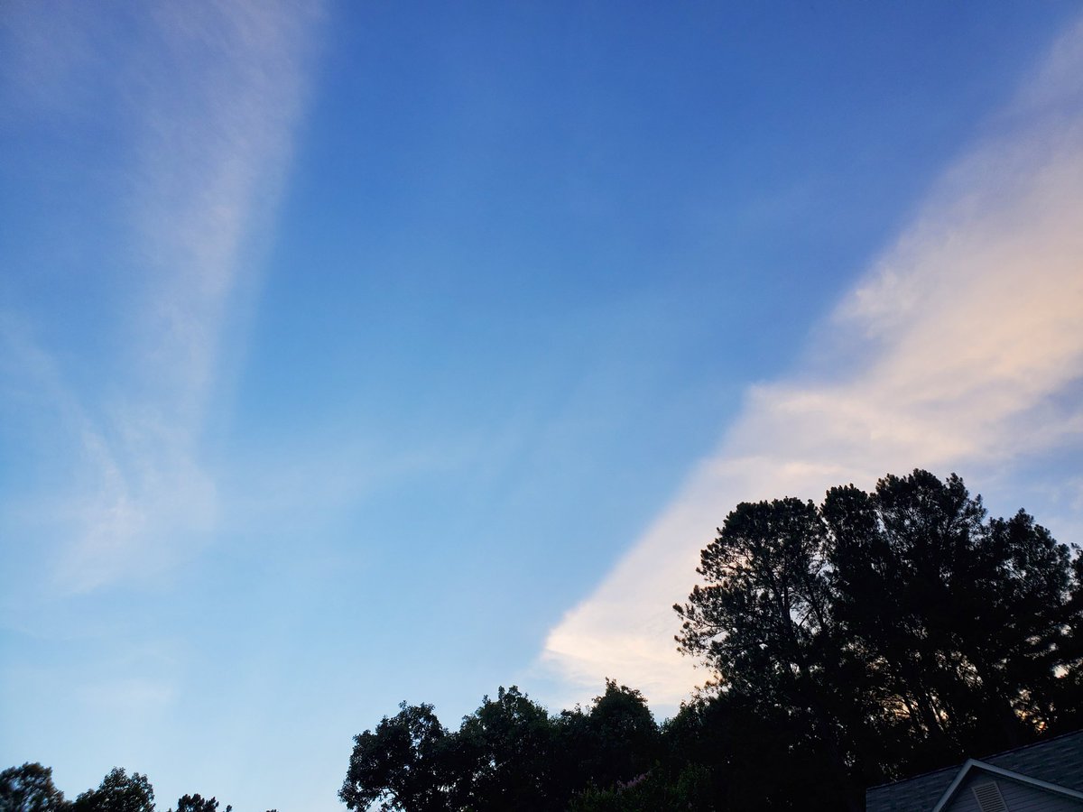 aim_brock's tweet photo. @GlennBurnsWSB
Check our this picture I took of a shadow being cast upward https://t.co/yV4VYUI27o