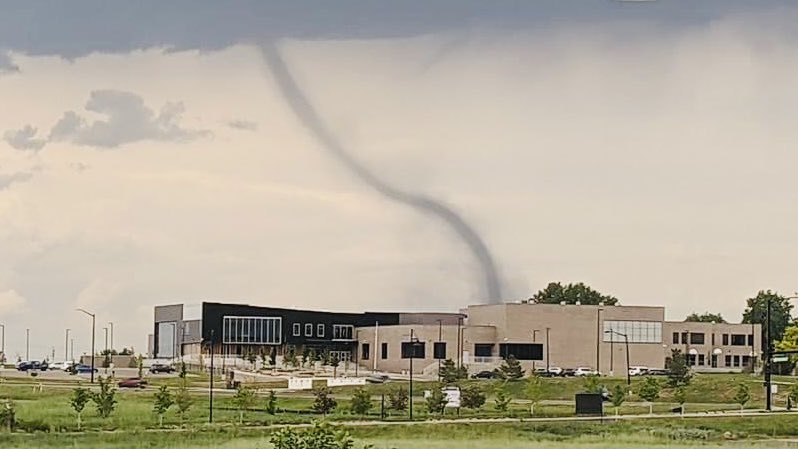 ChristinaFinkel's tweet photo. @9NEWS tonight's twister as seen from Erie Colorado and over Soaring Heights K-8 (looking east) @SVVSD   #9wx #coloradotornado https://t.co/QI2BtEoRrs