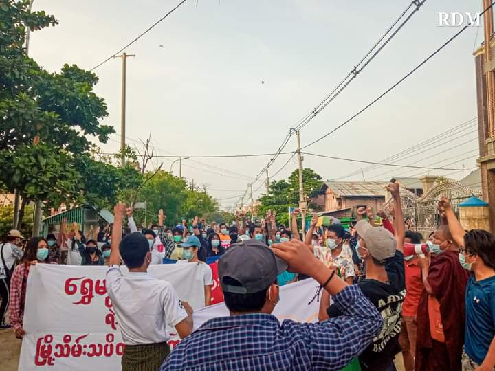 8.6.2021 In Mandalay, Alliance Strike was seen marching on the streets to show their strong opposition of military dictatorship.

#June8Coup  #WhatsHappeningInMyanmar