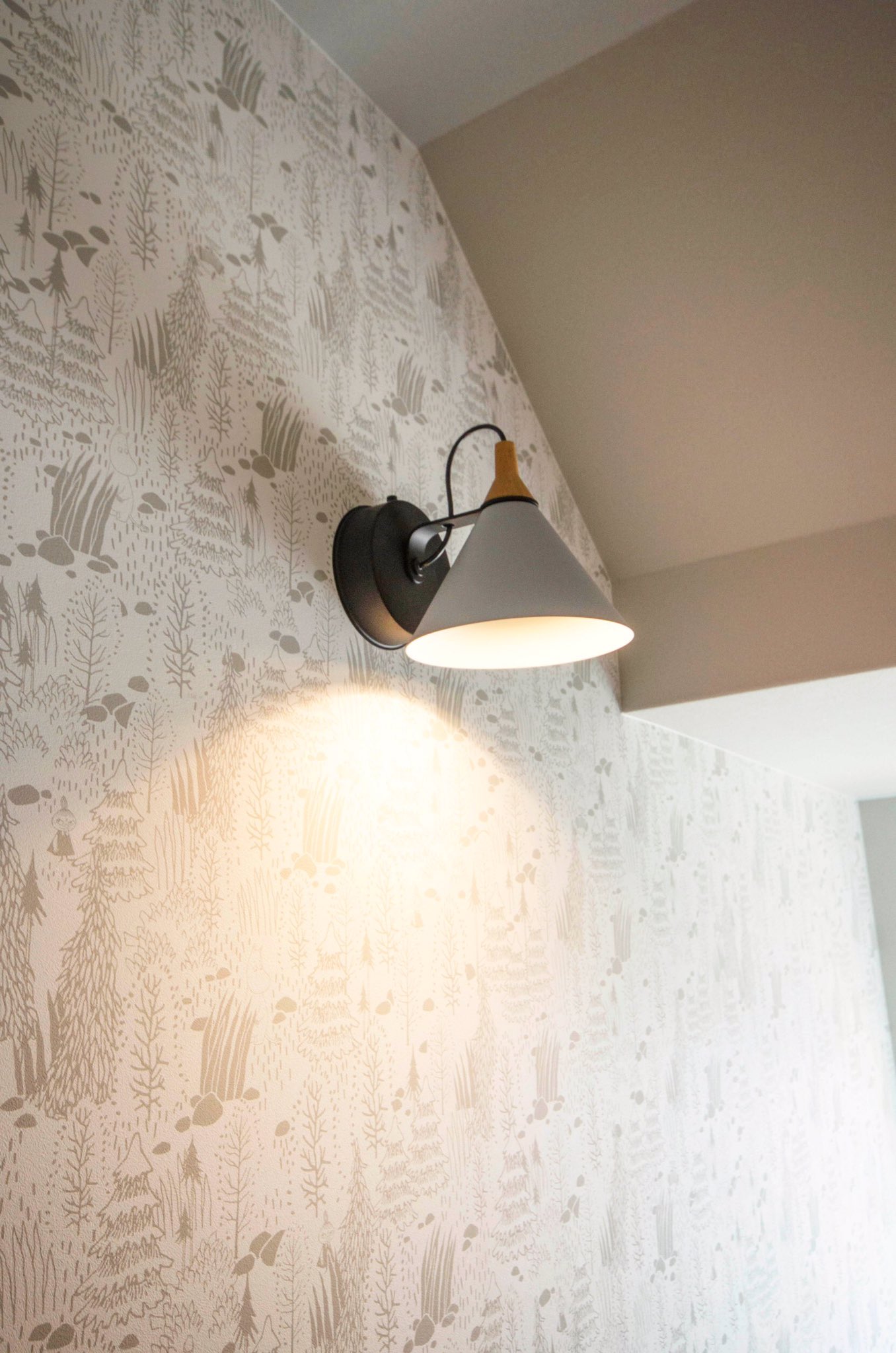 明徳ホーム 一級建築士事務所 イシンホーム加盟店 施工例より 温かみのあるシンプルナチュラル New 高松市の家アップしました シンプルでナチュラルな雰囲気のホッとするような温もりのあるldk 白と木目調にグレーのアクセントクロスが