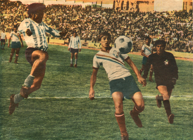 AntonioUbilla1's tweet photo. 26 abril 1970, La Paz, 2do partido final Recopa Sudamericana, Mariscal Sucre 2 (Eliseo Báez (2)) El Nacional 0, en la foto el zaguero Carlos Campoverde y el arquero Mario Bautista de los militares #ElNacional #RecopaSudamericana #HistoriaFutbolEcuador https://t.co/8LgDK5mV0C