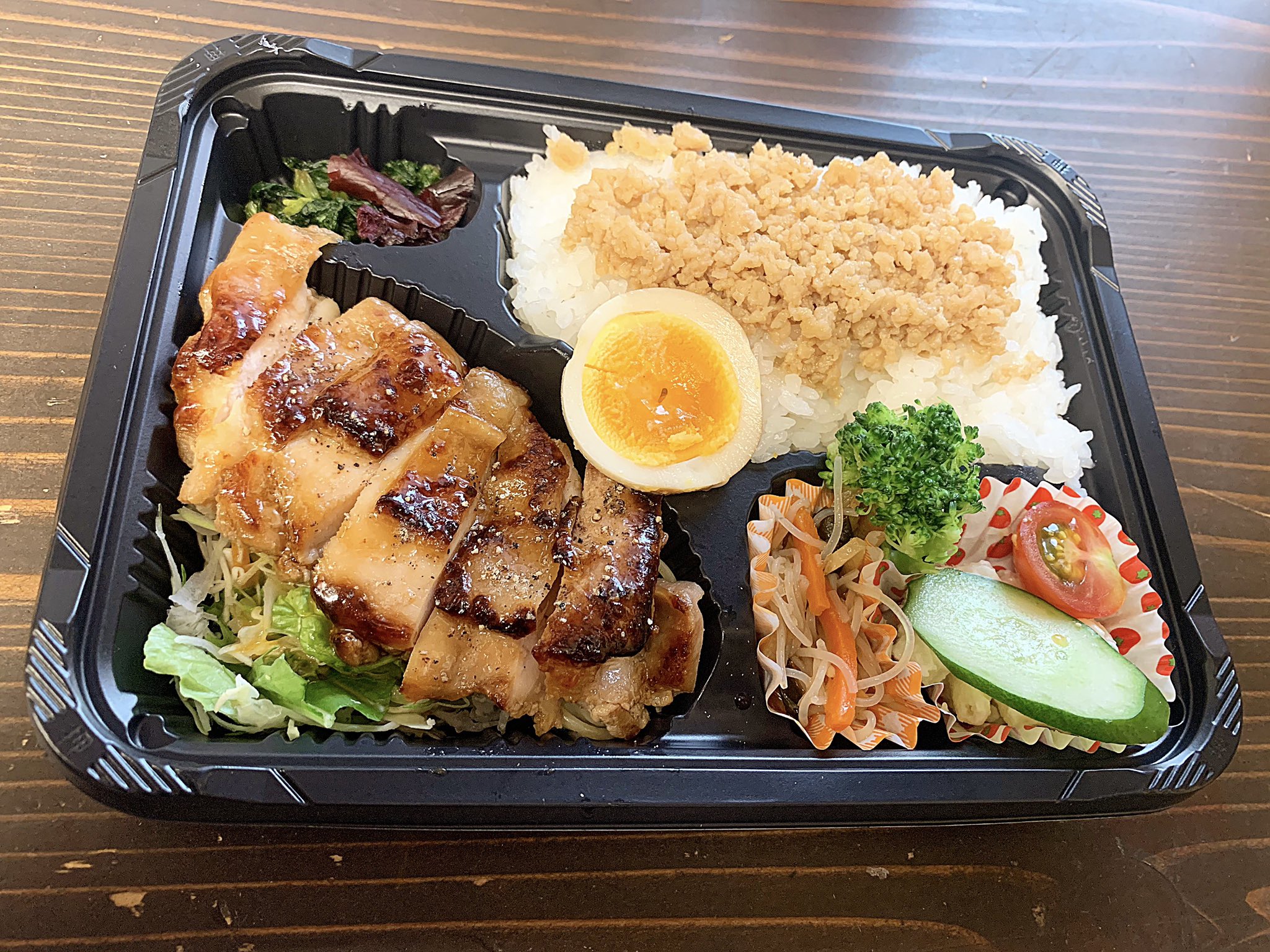 桃太郎商店 山神和弘 おはよう御座います 6 8 日替り弁当は 照り焼きチキンと鶏そぼろ飯 です 店舗きまぐれ定食は Aが鶏胸肉のユウリンチ Bが黒鯛塩焼きです よろしくお願いします その他のお弁当 T Co Eces7lrlje 岡山 表町