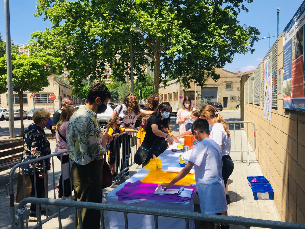 promoeconomSAB's tweet photo. L'alcaldessa @CaneteFilo i la regidora @Anabeljurado752  visiten les cooperatives constituïdes per alumnat de l'Escola Túrbula durant la venda. Avui l'Escola @turbula  continúa venent els seus productes.
#promocióeconòmicaSAB #CuEmE @AjSantAdria @HugoFerrerSaez @JCallauBartoli https://t.co/OYQ7vbdOXj