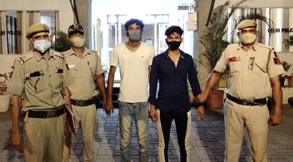 dcp_outernorth's tweet photo. 02 Delhi #CivilDefence staff caught red-handed when they were robbing 2 labourers in DSIIDC Narela by alert police patrolling team P.S. N.I.A #OND

Robbed mobile phone recovered

01 pulsar motor cycle used for committing offence recovered
@CPDelhi @LtGovDelhi @ANI @PTI_News https://t.co/p1FCr4pNJz