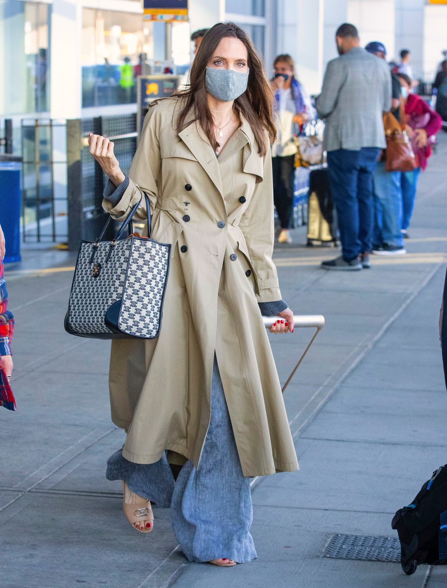 trantanit's tweet image. Theo PageSix hôm 7.6, mẹ con Angelina Jolie được nhìn thấy tại sân bay quốc tế John F. Kennedy ở New York (Mỹ) hồi cuối tuần qua. Nữ diễn viên 46 tuổi và các con được hộ tống bởi các vệ sĩ, tất cả háo hức trước kỳ nghỉ ấm

bao247.org/giai-tri/angel…