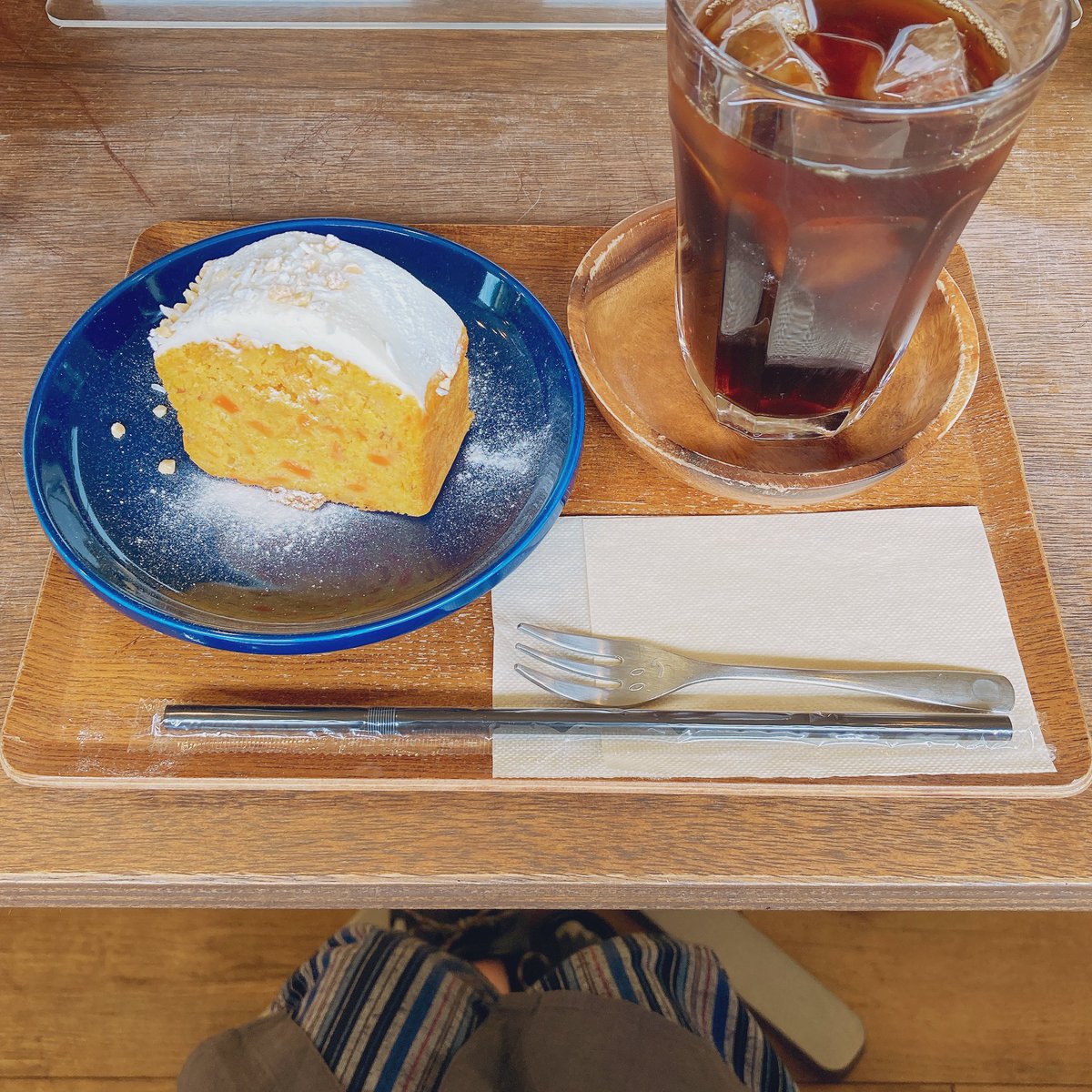 12dh's tweet photo. 今日は外でのいろんな用事を済ませたいday。ちょっと時間ができたのでまちのカフェVIVOでコ〜ヒ〜！一緒にいただいたにんじんのケーキが好みの味で嬉しかった。
そういえば以前にゆきちゃん @831yuk がkii @kiihanto の記事で言っていたお店だね。
https://t.co/nKRE4EIEZu
#暮らす奈良 https://t.co/q6mXx5DsOD