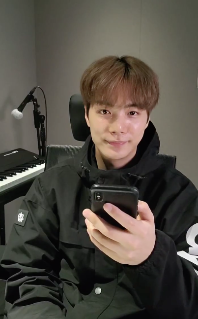 Melodia_Muse's tweet photo. [TRANSLATION] 210608 JR's "He~llo 🥰" V live Live translation thread

#뉴이스트 #NUEST #JR #김종현 @NUESTNEWS 

🔗 https://t.co/Gz3904Y0uP https://t.co/L09EwGI8yH
