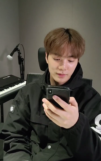 Melodia_Muse's tweet photo. [TRANSLATION] 210608 JR's "He~llo 🥰" V live Live translation thread

#뉴이스트 #NUEST #JR #김종현 @NUESTNEWS 

🔗 https://t.co/Gz3904Y0uP https://t.co/L09EwGI8yH