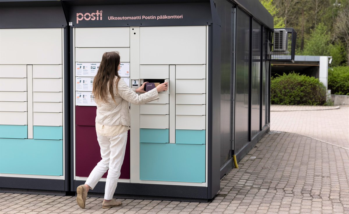 Postigroup's tweet photo. Tuomme markkinoille kotimaiset ulkoautomaatit! Suomalaisten teknologiapartnereiden kanssa kehitetyt ulkoautomaatit on suunniteltu vaativiin sääoloihin.

#Pakettiautomaatti'en määrä kasvaa noin 10-15 automaatin viikkovauhtia. #verkkokauppa #ParempiPosti

➡️https://t.co/cKeVrmaexn https://t.co/d4ANd6qMBE