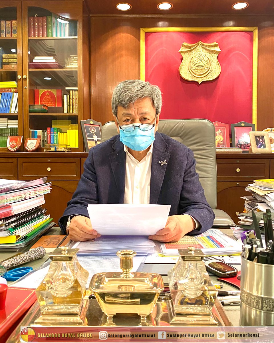 NewsBFM's tweet photo. Selangor ruler Sultan Sharafuddin Idris claims he is shocked that the state has so far only been allocated 615,210 Covid-19 vaccine doses, instead of 2.9 mil as was initially announced.

He says this is unfair, as the supply is insufficient for the state's 6.5 mil population. https://t.co/AwaJdnBamd