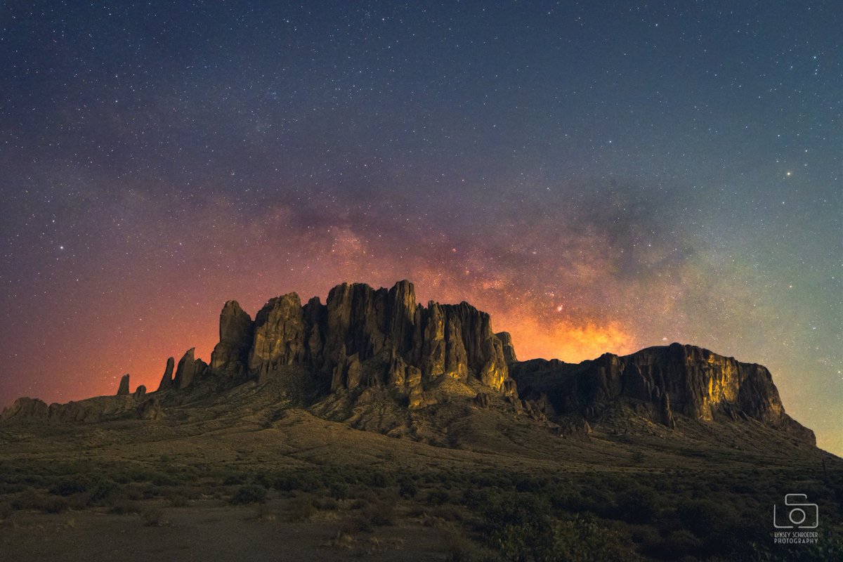 My entry to <a href="/RMetS/">Royal Meteorological Society</a> #StormHour #POTW competition: the #TelegraphFire casts an eerie glow in the sky under the rising #MilkyWay 🔥
#TeamCanon #FireSeason #AZwx