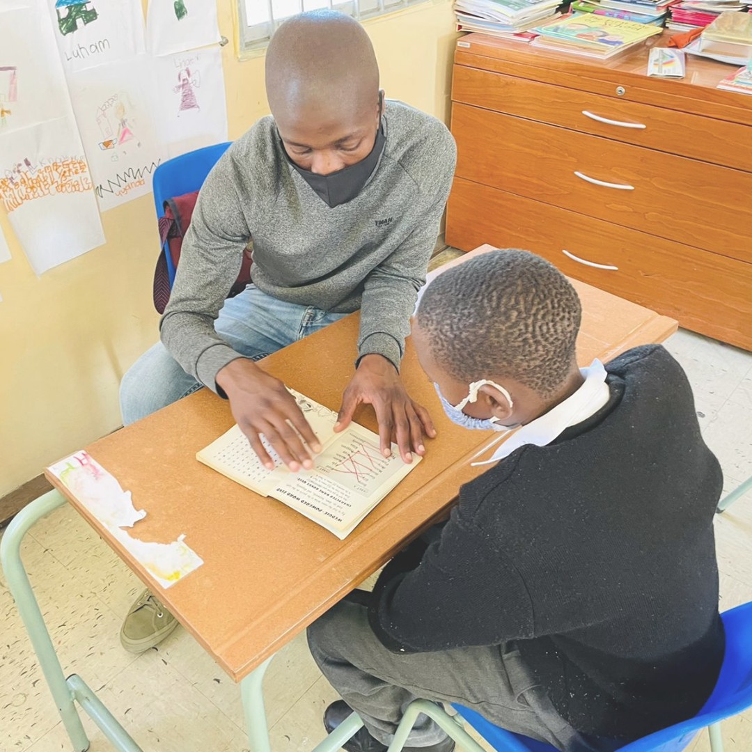help2read's tweet image. One-on-one reading on the Literacy Tutor Programme at Sobambisana Primary School.

To donate - help2read.org/donate

#EarlyLiteracy #LiteracyChangesLives #help2read #NGOsouthafrica #readersbecomeleaders #read #education #volunteer #togetherwecan #SouthAfrica