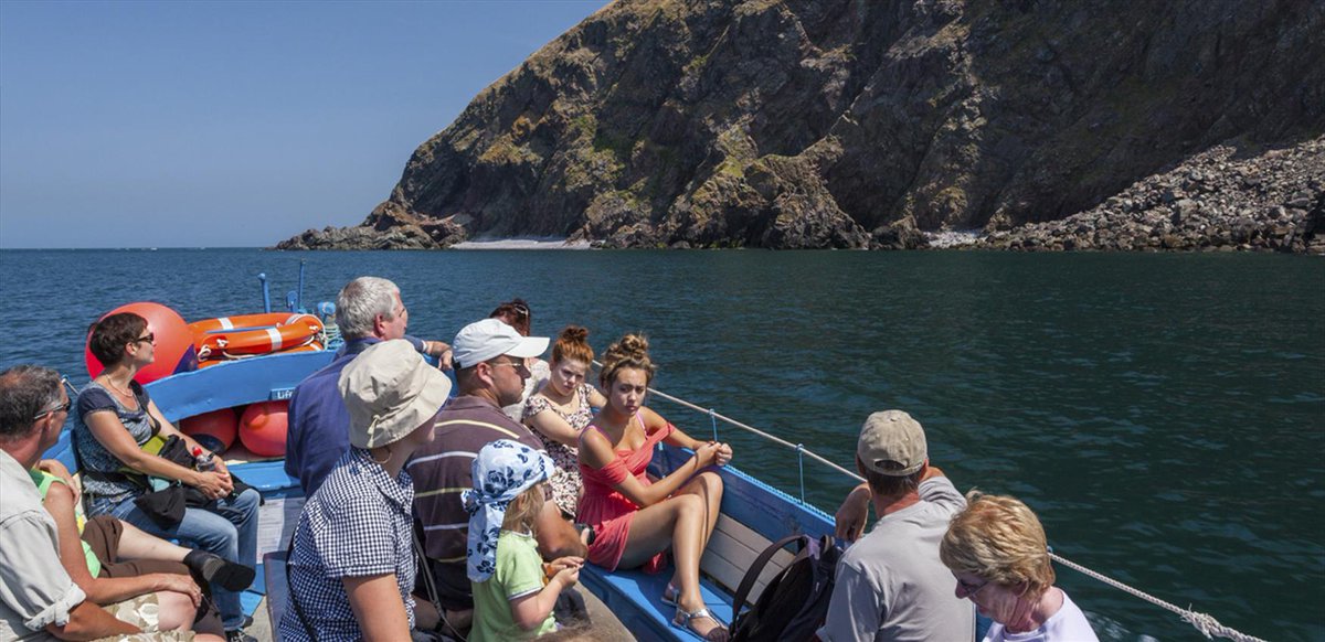 As it's World Ocean Day, why not experience the beauty of Devon's coastlines by booking a boat trip? 
bit.ly/2VvicWP