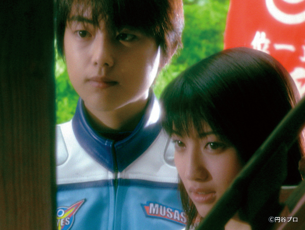 円谷プロダクション S Tweet 本日18時より配信 ウルトラマンコスモス 第8話 乙女の眠り 隊員 達からカエルのマスコットを揶揄われたアヤノ隊員 自分の信念が込められていると主張するが笑われてしまう その夜 空にオーロラを見たアヤノは眠りから覚め