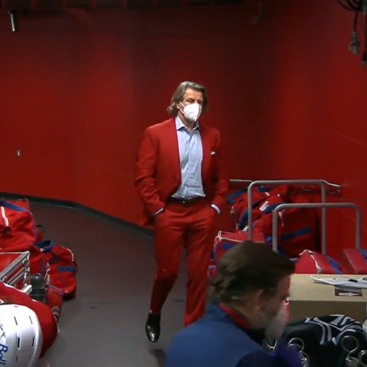 Karelmayrand's tweet photo. Faudrait peut-être dire à Marc Bergevin d’arrêter de s’habiller dans le même magasin que le Joker… #GoHabsGo https://t.co/DVcECKqhiA
