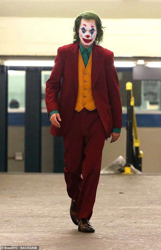 Karelmayrand's tweet photo. Faudrait peut-être dire à Marc Bergevin d’arrêter de s’habiller dans le même magasin que le Joker… #GoHabsGo https://t.co/DVcECKqhiA