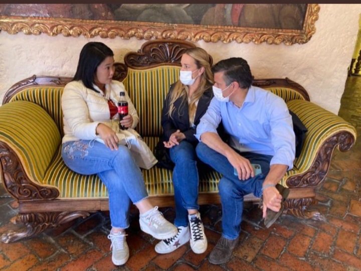 jcy126kerubin's tweet photo. Ella creía que era jodedera y no solo se tomó la foto de la perdición con #Lilian hace tiempo sino que tuvo la osadía de recibirla en plena recta final.
Aprendan, ella es la #Ayuwuky y por supuesto #LilianEmpavoAKeiko y todo aquel que se tome la foto de la perdición #SeSeca https://t.co/WHWgd55m8U