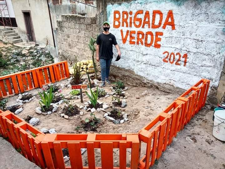 CerroPolanco's tweet photo. Que tiene esta Brigada q no se amilana y que  semana tras semana, forja el sueño d un Cerrito Verde
Este fin de semana d la mano d la infancia y juventud d Polanco, instalamos una nueva jardinera en Luqueto con Valderrama🍀
Agradecemos profundamente a l@s vecin@s x este trabajo https://t.co/vqb0Chn2uK