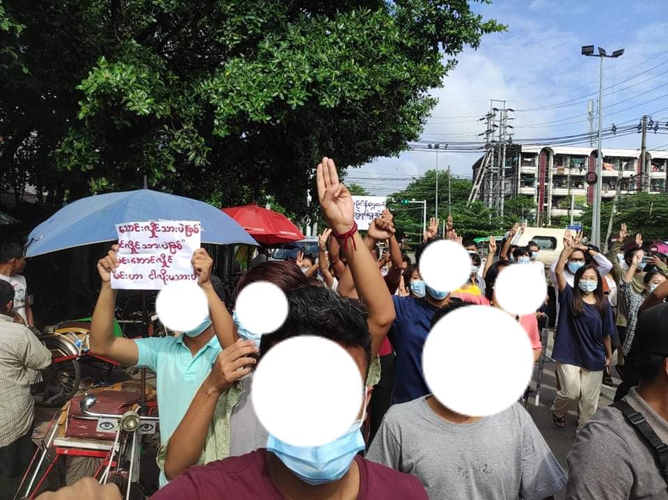 saiphyoezin's tweet photo. Flash Strike movement in #Rangoon.
Today, at around 9:00 am, Young people in #Rangoon Sanchaung &amp; Hlaing boycott on #Bayintnaung Road against Military dicatorship movement.

#WhatsHappeningInMyanmar 
#June8Coup #MilkTeaAlliance 
#RejectCoupRejrctASEAN
https://t.co/EyygjknvAU