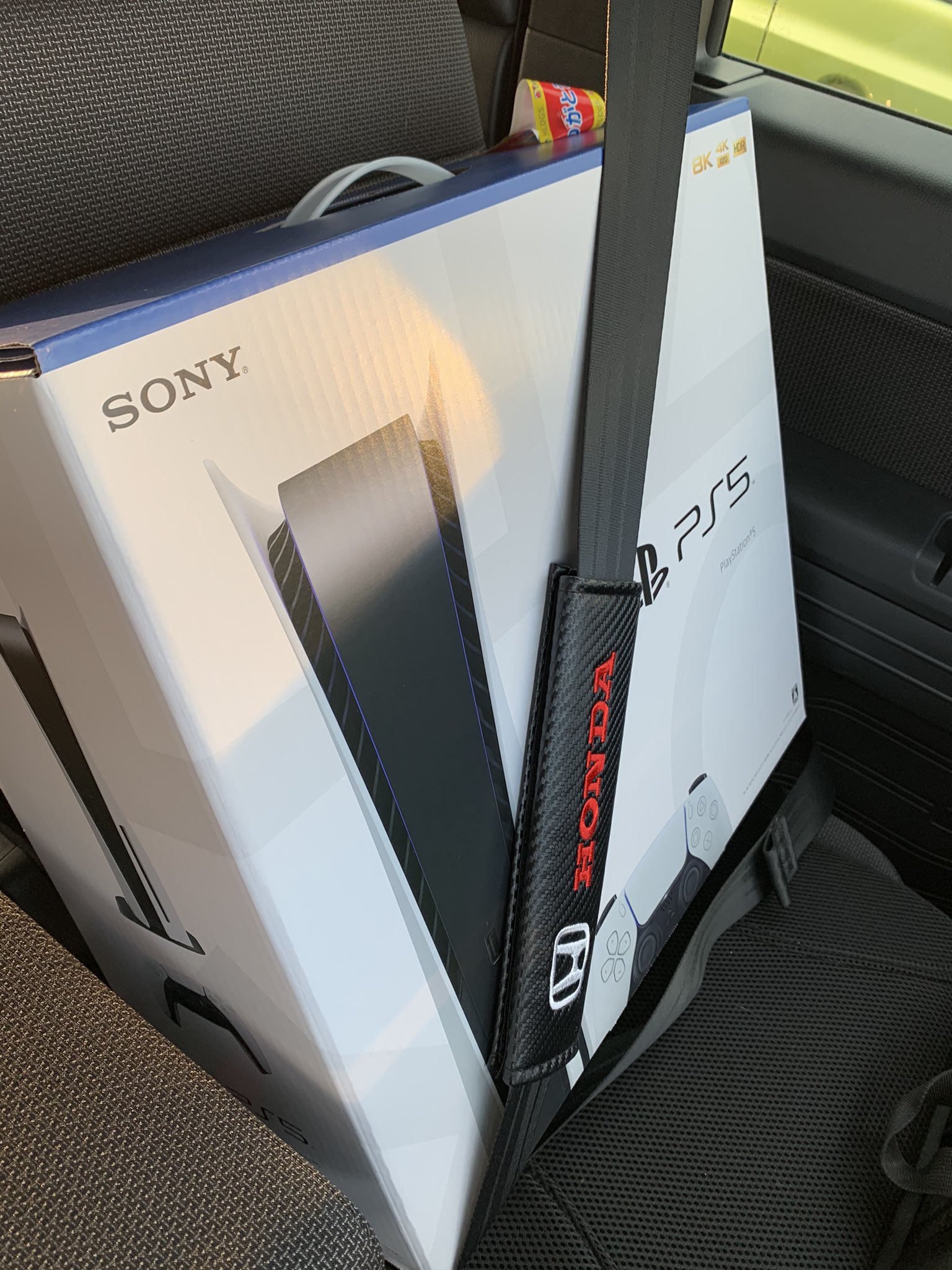 ピピ Fo4 Ps5ちゃんが家にきて早いもので2週間が経った 5月25日という日を忘れないps5ちゃんにシートベルト掛けてあげ帰ったあの日を Ps5ちゃんのおかげでゲームライフが4 5倍楽しくなったよ ありがとうps5ちゃん ありがとうヤマダ電機