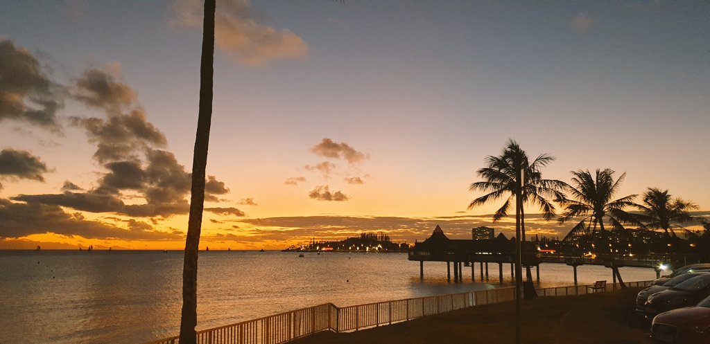 Mon Pays 😍🇳🇨😍 Chaque couché de soleil et pour moi une claque qui me rappelle combien ns avons de la chance ✊🇳🇨✊