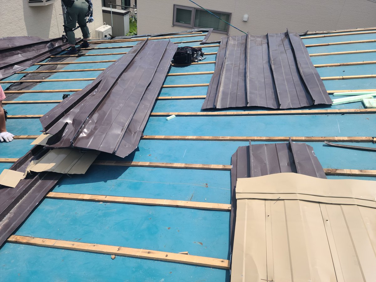 エスペリ 今日は 屋根リフォーム に来てます 古い屋根材を剥がしてみたら 重ね葺きで断熱材 スタイロフォーム なし ルーフィングなし しかもストッパールーフ こんなこと他にもあるんでしょうか