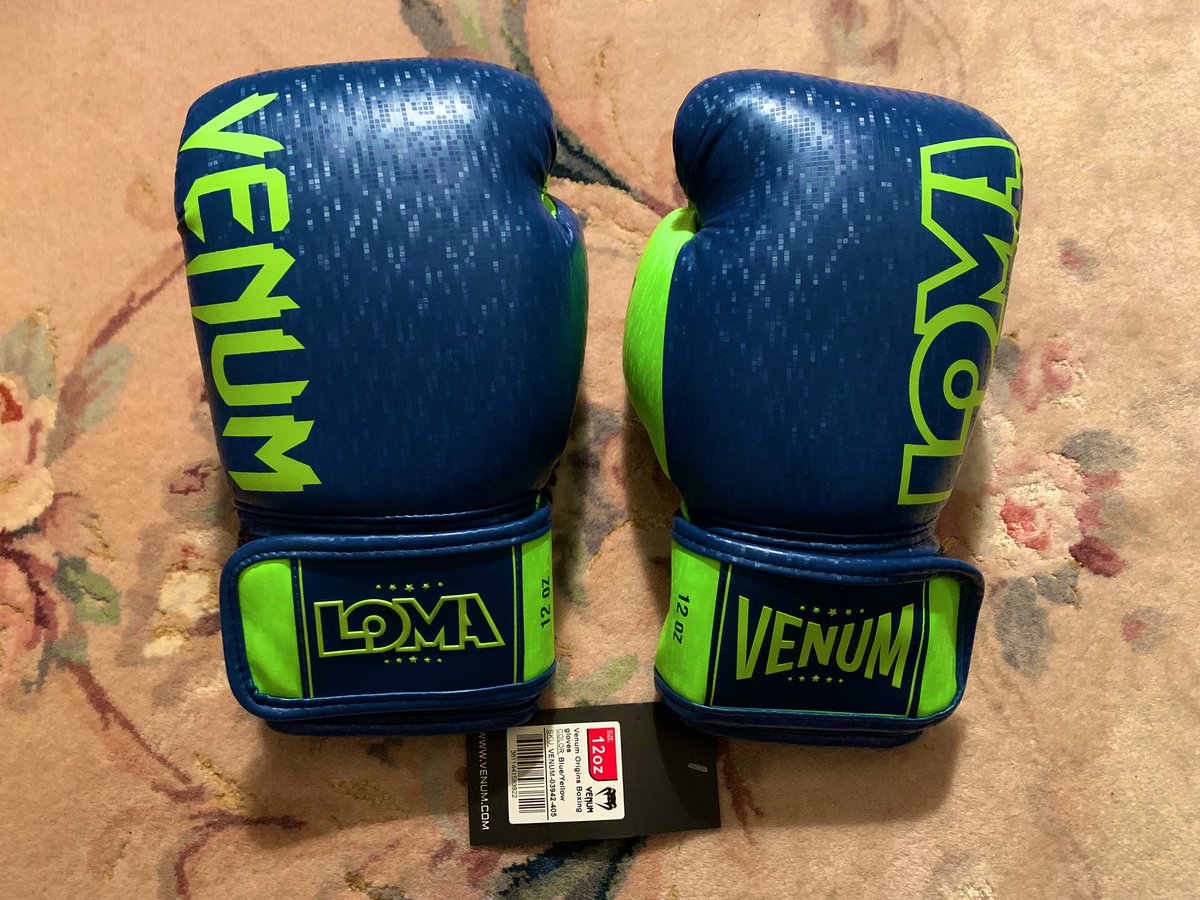 BurnleyBruiser's tweet photo. New gloves from @venum! Let’s play, @VasylLomachenko: https://t.co/tkNIJGgrHk