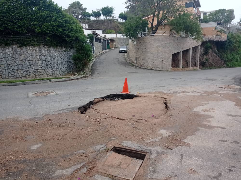 iberiva's tweet photo. @luisaguilarj Hola Luis!! Es en la entrada del Ramal 4, hidrocapital vino e hizo una reparación que dejó mal tapada, con las lluvias recientes se abrió lo poco que habían tapado y ahora se está hundiendo la calle con el pasar de los días. Está justo detrás de la caseta. https://t.co/hoUdzYUBRs