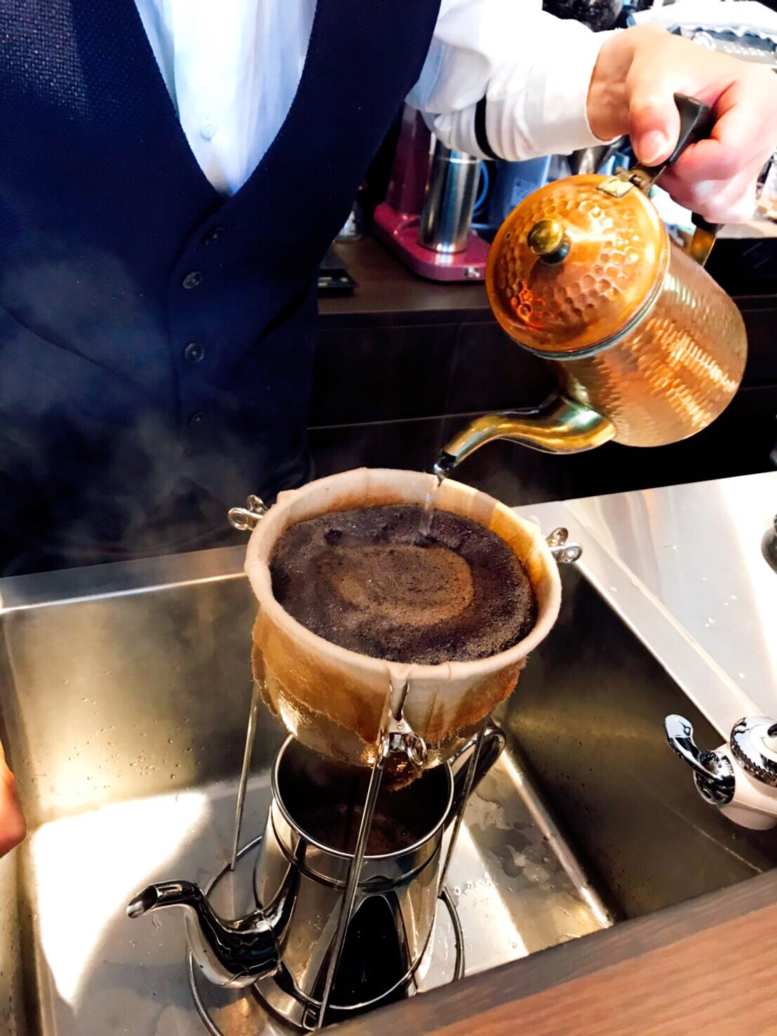 珈琲bar朱い実 炭火焙煎の豆をネルドリップで アイスコーヒー冷えてます ちょっと一息 涼みにいらして下さいませ 狛江 喫茶店 アイスコーヒー T Co 4dstti5k26 Twitter