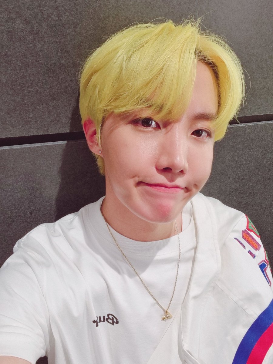 mingukiiee's tweet photo. Un hobi para alegrar sus noches, descansen y los queremos mucho ♥️.
#MLButterParty @BTS_twt https://t.co/Gw7YWXOmEj