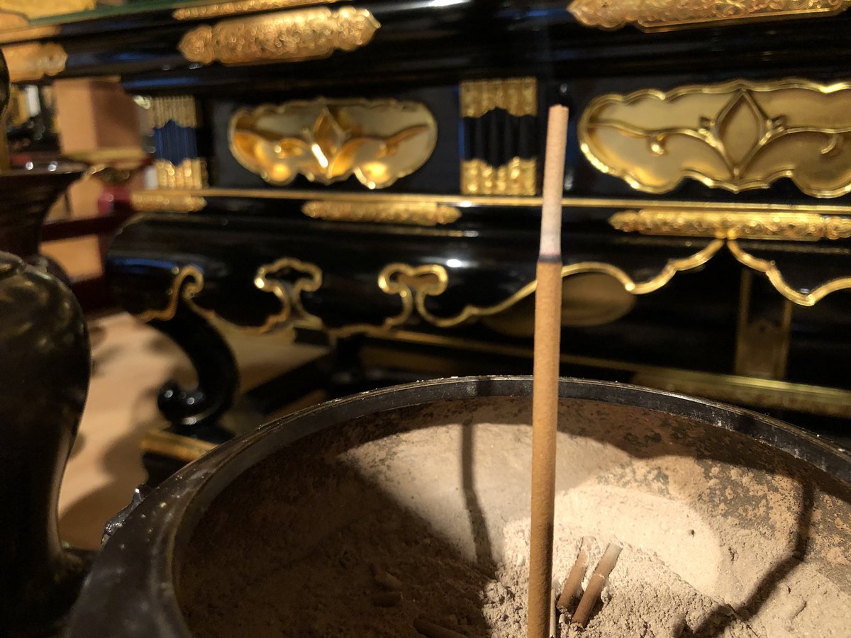 お線香が、灰になっていく。

お線香が、灰になっていく。

お線香が、灰になっていく。

そしてようやく、

短くなっていることに気がつく。

人の一生も同じで、

過ぎた時間を振り返って、

残りの時間の少なさを感じる。