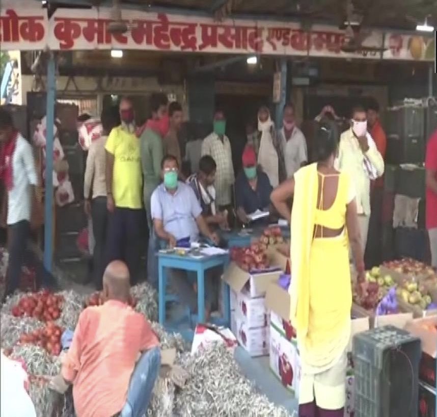 RitamVarta's tweet photo. उत्तर प्रदेश: गोरखपुर की सब्जी मंडियों में लोग सामाजिक दूरी के नियमों का उल्लंघन करते और बिना मास्क के दिखे।#COVID19 #Unlockup https://t.co/bAvo1eqDHo