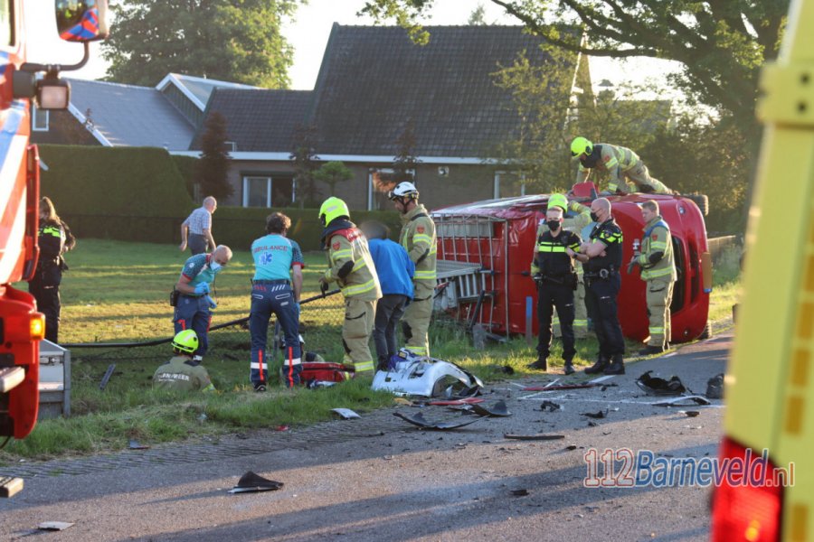 Bestelbus op zijn kant bij ernstig ongeval in #Kootwijkerbroek. 112Barneveld.