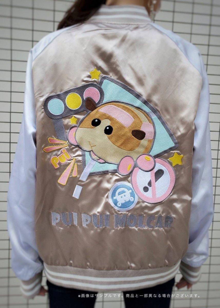 ビックカメラ Pui Pui モルカー ビックカメラグループオリジナルデザインのスカジャンです ゆったり着られるサイズ感 本格的な刺繍に注目です ビックカメラ限定セット フェア特典3個付き Pui Pui モルカー スカジャン T Co 6wv4ayxnji