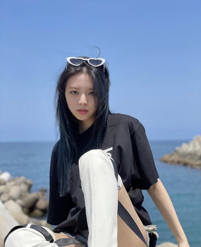 – beach day 
#있지 #유나 #ITZY #Yuna