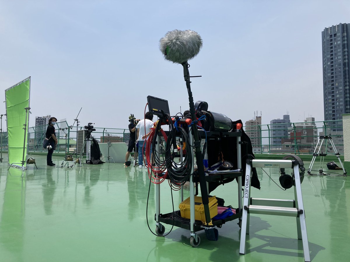 c3project's tweet image. 夏の外ロケは、機材も、人も、熱との戦い。

遮光と水分補給に気を付けて、今日もご安全に！！

風が吹いてるので仕込みのピンマイクマイクが少々吹かれる…

#映像制作 #録音部