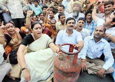 srinivasiyc's tweet photo. ये भाजपा वाले भी गजब है,
इनका 400₹ वाला सिलिंडर
7 सालों से खत्म ही नही हुआ.. https://t.co/QDDAQMQIM4