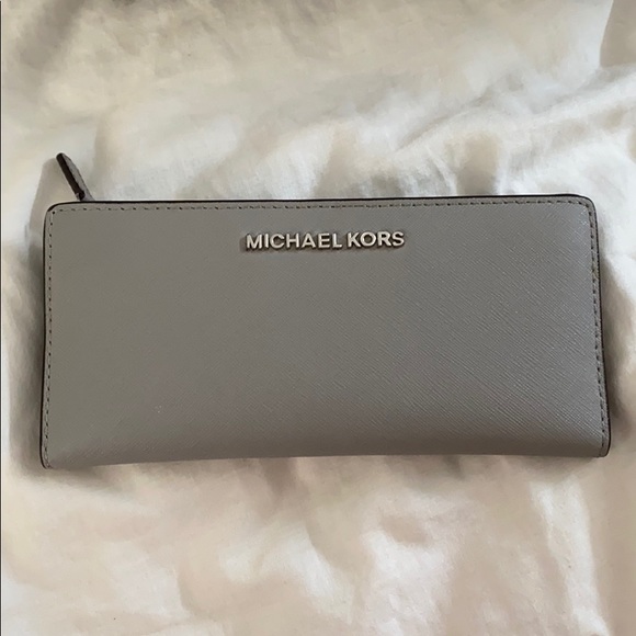 lette_76's tweet image. So good I had to share! Check out all the items I'm loving on @Poshmarkapp #poshmark #fashion #style #shopmycloset #michaelkors #christianlouboutin #jcrew: posh.mk/dWzyuUZCUgb