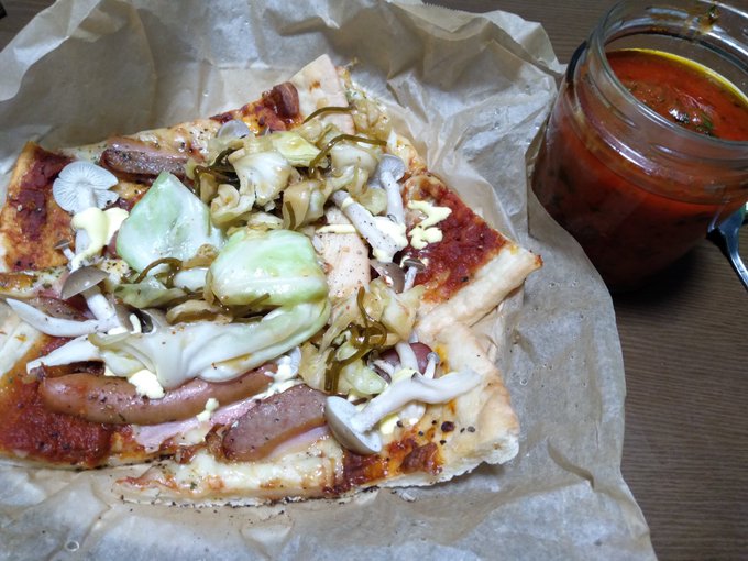 市販の見切り品ピザにシメジと自作のキャベツピクルスをトッピング
奥に見えるのは自作のピザソース

このボリュームで300円位

最高 