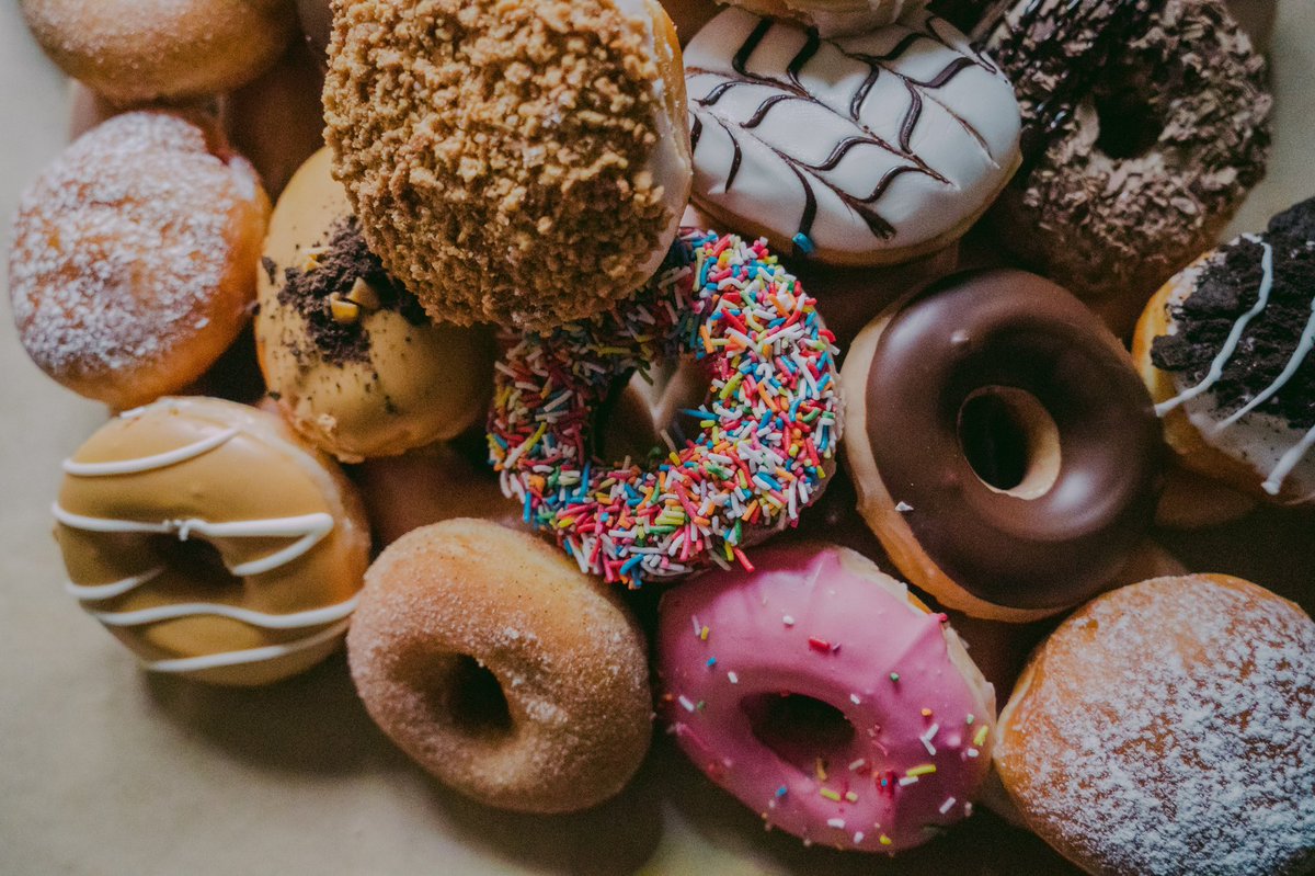 TresTragones's tweet photo. 🔁RT: Si celebraste el #DiaDeLaDona con unas deliciosas donas acompañadas de su bebida favorita con sus amigos ❤️🍩 https://t.co/3XZXti2Wfu