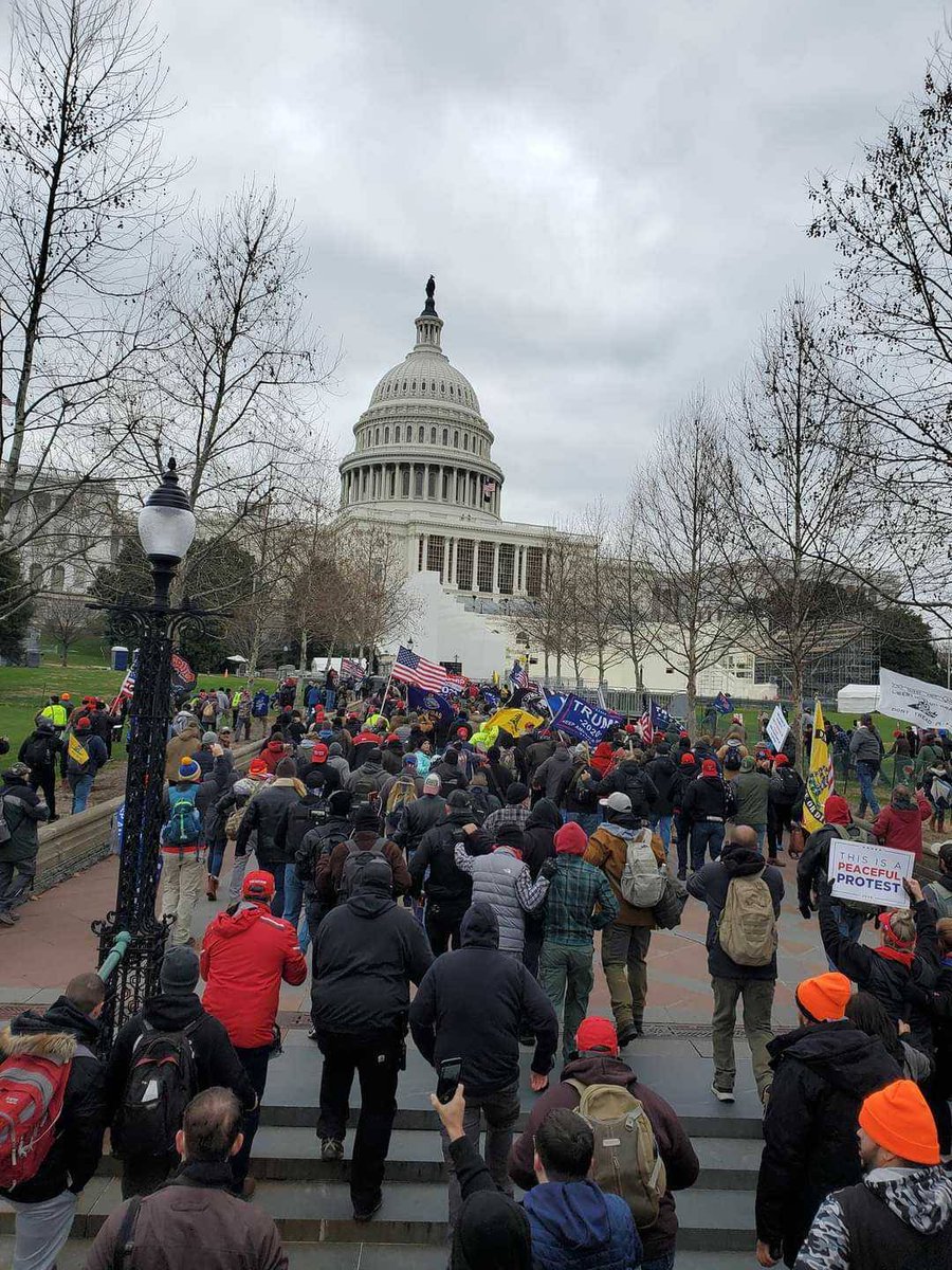creek_twit's tweet photo. #TmUje7h2Tl shows the walkway just after the police barricade was overrun. Interesting that the PB grouping of #JoeBiggs #Rufio #SumoPB #ClockworkAlexPB #GrumpyPB was set from the beginning. Later these 5 ducked out of the action together. https://t.co/Y3J2G8Vm5I