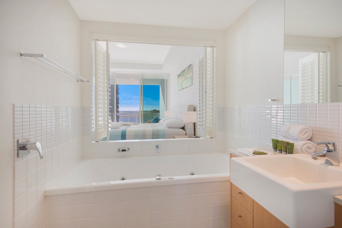 M1Resort's tweet photo. All of our apartments include an ensuite with spa bath, perfect for relaxing after a day out sightseeing or playing at the beach
https://t.co/wP95Icr4SL https://t.co/eLtiJXj8zI