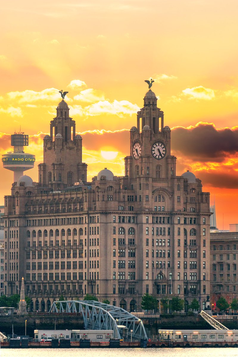 LiverpoolVista's tweet photo. Good morning, #Liverpool. Sunrise over the Royal Liver Building. https://t.co/slRpsPDagJ