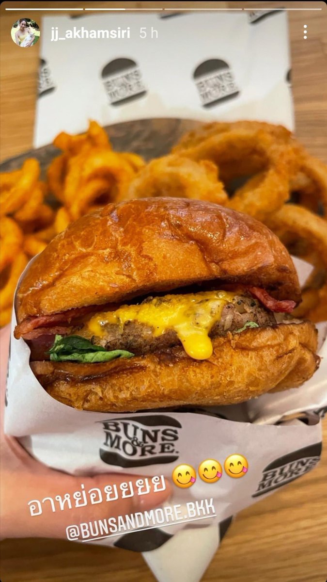 buns_more's tweet photo. ขอบคุณ #จั๊กจั่น นะครับ ที่แวะมาอุดหนุน ร้านเล็กๆของเรา 🍔🍟😍😊  #bunsandmorebkk #burger #อร่อยบอกต่อ #รีวิวอร่อยไปแดก #kinlag #kindaimod #starvingtime #paigingun #ginraidee #eatindeed #bkkmenu #bonappertitbkk #aroii #aroibkk #aroihere #snapbeforeeat #วงในพากิน @kin24hrs https://t.co/3OnSygFxiW