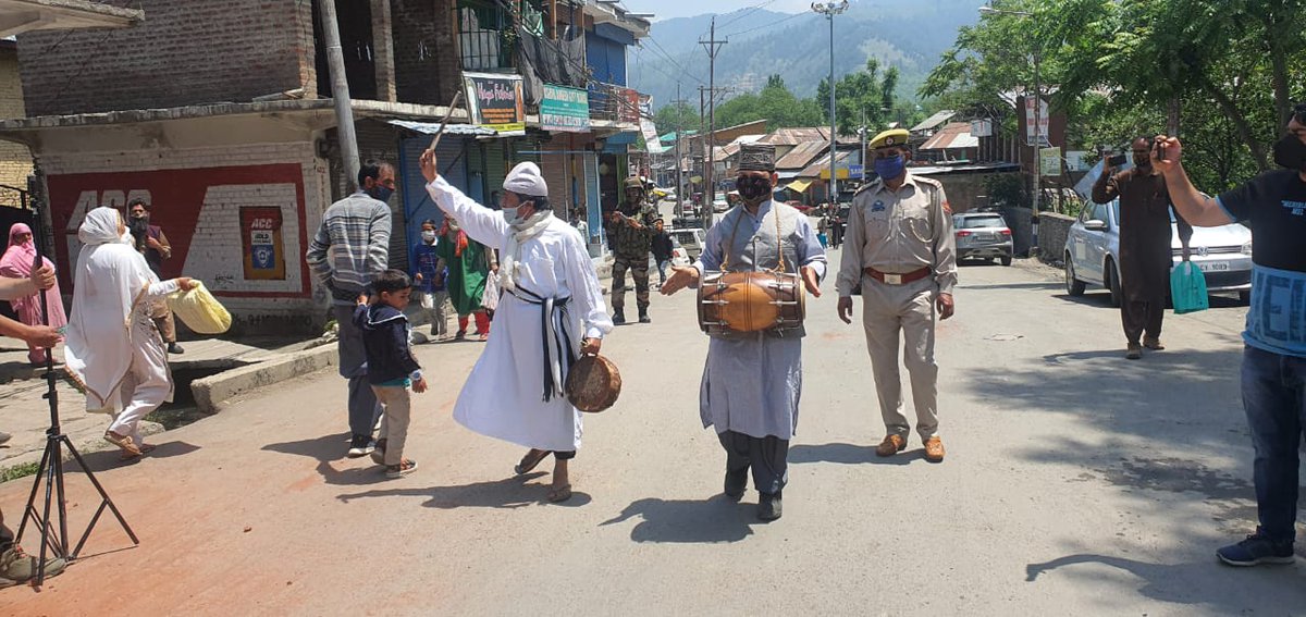JannateKashmir8's tweet photo. #ACTIVITY:Organising Street Play to spread covid awareness.
#LOC :DORU COB.
#Channelisation of youth energy in positive direction. 
#kashmir. https://t.co/piqcprABc0