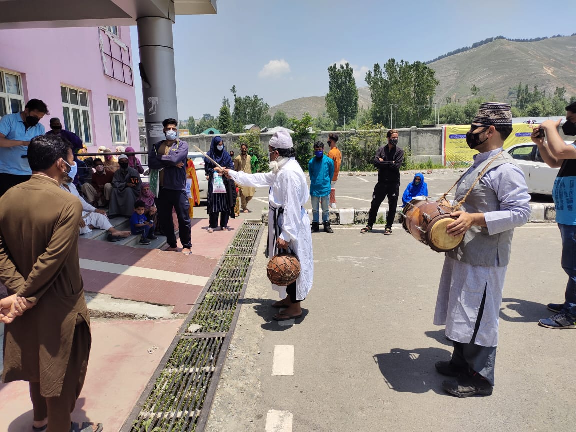 JannateKashmir8's tweet photo. #ACTIVITY:Organising Street Play to spread covid awareness.
#LOC :DORU COB.
#Channelisation of youth energy in positive direction. 
#kashmir. https://t.co/piqcprABc0