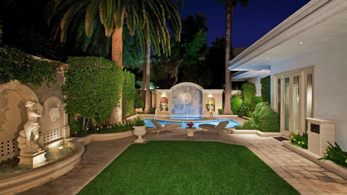 FAKEBESTFRIEND's tweet image. So excited to get out of LA and visit Vegas this summer 😍 #luxury #freetrip