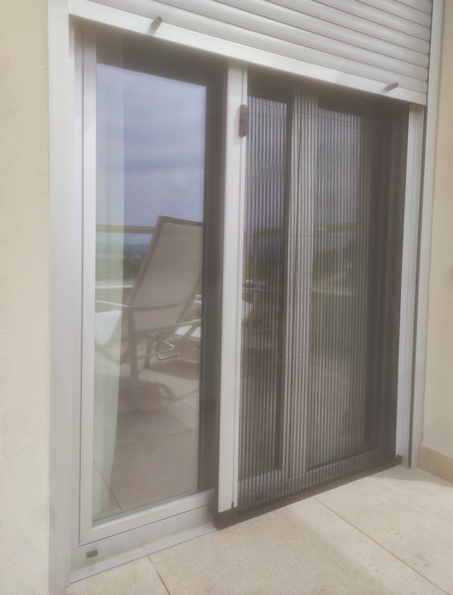 Trabajos @luzycolormalaga Mosquitera plisada lateral a cadena, sin guia inferior en color plata.
#luzycolor #malaga #costadelsol #mosquiteras #cortinas #persianas #quality #calidad #hogar #home #igersmalaga   #insects #toldos #awnings #mosquito